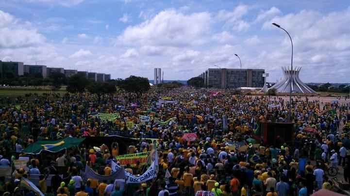 Em Brasília, manifestantes se reúnem na Esplanada dos Ministérios