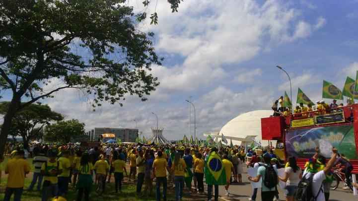 Em Brasília, manifestantes se reúnem na Esplanada dos Ministérios