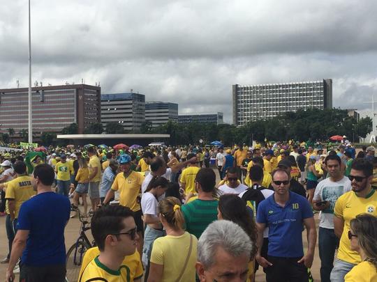 Em Brasília, manifestantes se reúnem na Esplanada dos Ministérios