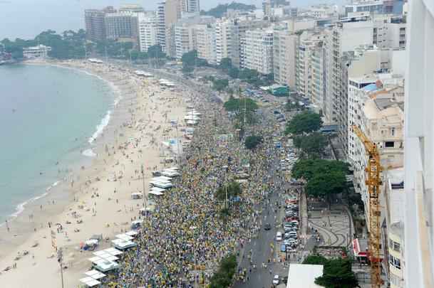 Manifestantes fazem protesto pelo impeachment da presidente Dilma Rousseff na praia de Copacabana, zona sul do Rio de Janeiro