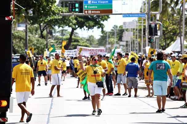 Manifestantes fazem protesto na capital de Pernambuco, Recife
