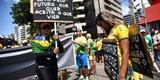 Manifestantes fazem protesto na capital de Pernambuco, Recife