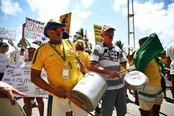 Manifestantes fazem protesto na capital de Pernambuco, Recife