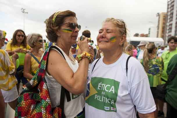 Manifestação contra governo Dilma e corrupção na Petrobras nas ruas de Salvador, no largo do Farol da Barra