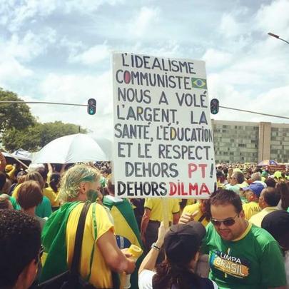 Em Brasília, cartaz escrito em francês diz: 'A idealismo comunista nos roubou dinheiro, saúde, educação e respeito. Fora PT! Fora Dilma!'
