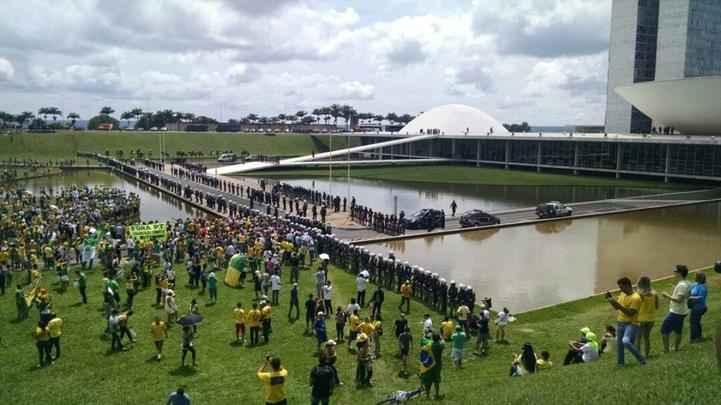 Ao menos 2 mil policiais e 200 viaturas estão na Esplanada dos Ministérios, em Brasília