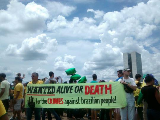 Vitorio Campos, 62 anos, é dentista e mora na Asa Sul. Ele participa do protesto e levou uma faixa em inglês para atrair atenção internacional