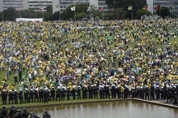 Manifestação contra o governo e a corrupção na Esplanada dos Ministérios, em Brasília