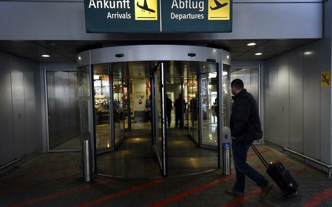Passageiro entra em aeroporto de Duesseldorf, na Alemanha Ocidental, destino final do avião A320 que caiu nos alpes franceses