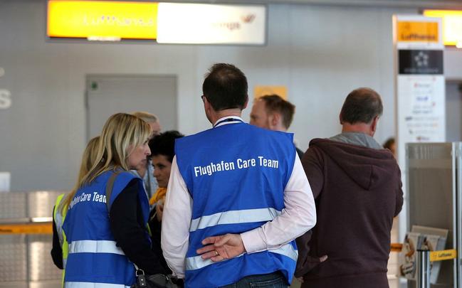Funcionários de equipes de apoio se reúnem no aeroporto de Duesseldorf