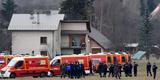 Trabalhadores de serviços de emergência franceses se reúnem em Seyne, sudeste da França, perto do local onde um Airbus A320 da Germanwings caiu, nos Alpes franceses
