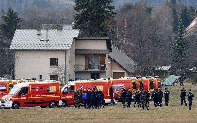 Trabalhadores de serviços de emergência franceses se reúnem em Seyne, sudeste da França, perto do local onde um Airbus A320 da Germanwings caiu, nos Alpes franceses