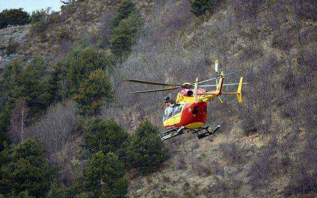 Um helicóptero dos serviços de segurança civil francesa sobrevoa região de Seyne, sudeste da França, perto do local onde um Airbus A320 da Germanwings caiu, nos Alpes franceses