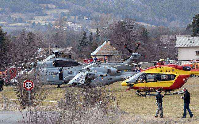 Helicópteros da Força Aérea Francesa e de serviços de segurança civis são vistos em Seyne, no sudeste da França