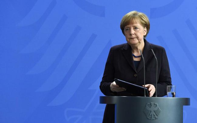 A chanceler alemã, Angela Merkel, fala sobre o acidente com avião na França, durante uma conferência em Berlim