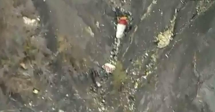 Imagens aéreas mostram pedaços da fuselagem da aeronave