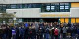 Professores e alunos da escola secundária Joseph-Koenig-Gymnasium fizeram um minuto de silêncio em Haltern am See, oeste da Alemanha