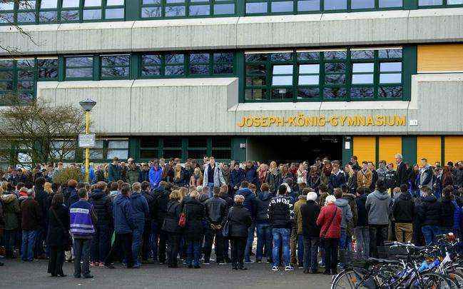 Professores e alunos da escola secundária Joseph-Koenig-Gymnasium fizeram um minuto de silêncio em Haltern am See, oeste da Alemanha