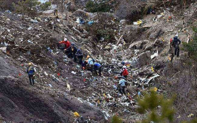 Imagem tirada em 26 de março mostra mais um dia de resgate de corpos e destroços da aeronave