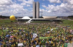 Todas as vias da Esplanada dos Ministérios ficaram fechadas para a passeata que pede o impeachment da presidente Dilma Rousseff