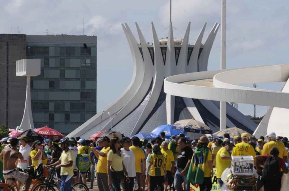 Famílias se reuniram com cores do Brasil para pedir fim da corrupção no país