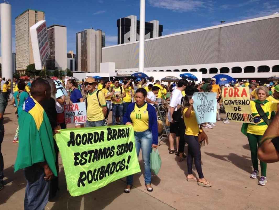 Manifestantes carregaram cartazes, mostrando insatisfação com os recorrentes desvios de dinheiro público