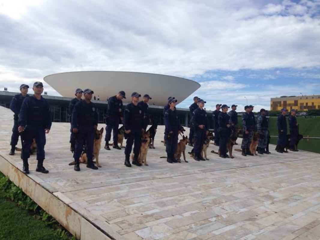 Policiais foram convocados para reforçar o efetivo neste domingo