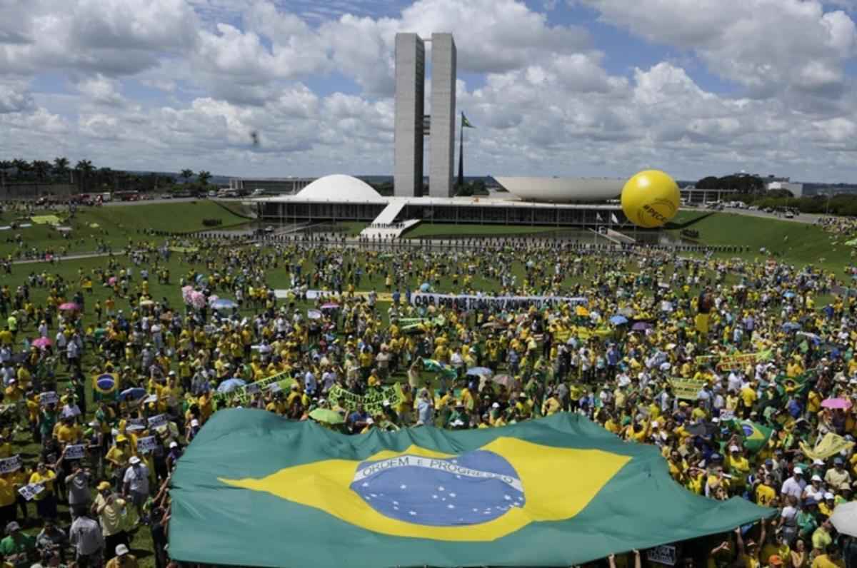 Manifestantes entraram embaixo de uma grande bandeira do Brasil