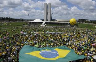 Manifestantes entraram embaixo de uma grande bandeira do Brasil