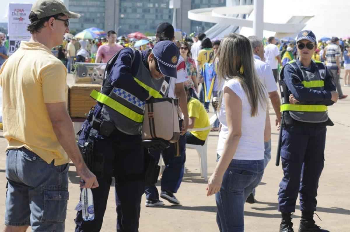 Polícia Militar faz revistas de bolsas de manifestantes