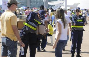 Polícia Militar faz revistas de bolsas de manifestantes