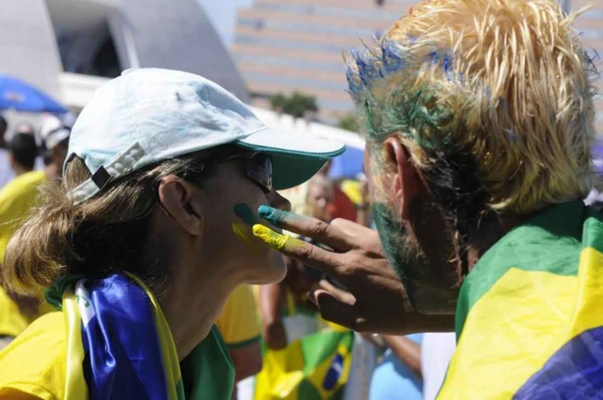 Brasileiros de pintam de verde e amarelo, em Brasília