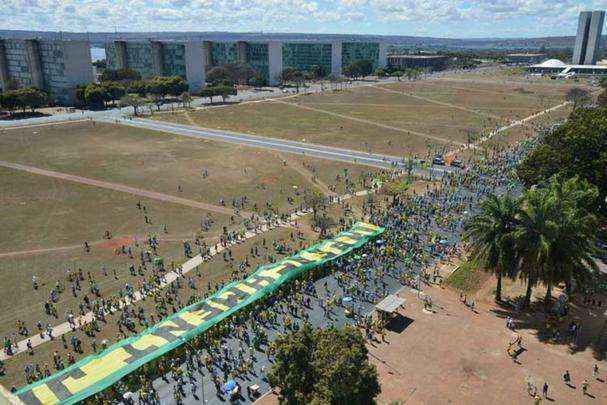 Faixa de 10 metros com escrito 'impeachment' foi carregada pelos manifestantes em caminhada rumo ao Congresso Nacional