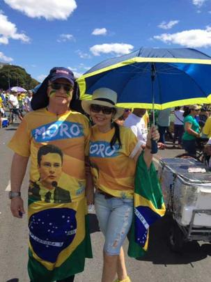 Casal veste camisas em apoio ao juiz Sérgio Moro, que conduz as investigações da Operação Lava-Jato