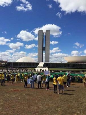 Cerca de 200 policiais federais legislativos fizeram uma barreira em frente ao prédio do Congresso Nacional