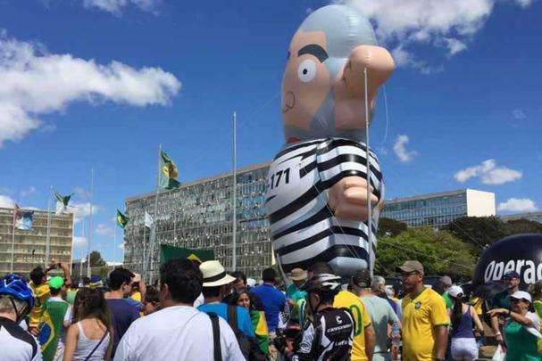 Manifestantes levaram um balão que representava o ex-presidente Lula vestido de presidiário