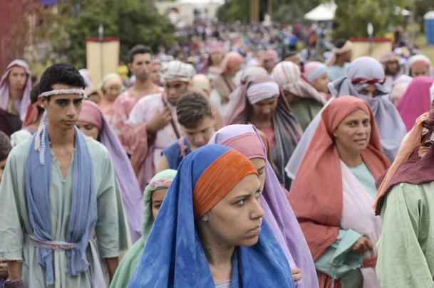 Atores e fieis acompanham procissão no Morro da Capelinha, em Planaltina