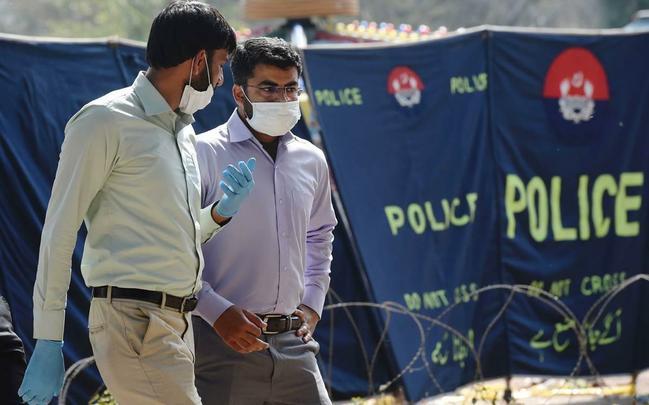 Peritos analisam local do ato terrorista: explosão ocorreu no parque de Gulshan-e-Iqbal, próximo ao centro da cidade, enquanto a comunidade cristã celebrava o domingo de Páscoa