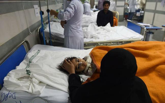 Mãe acompanha criança internada, que ficou ferida em ataque