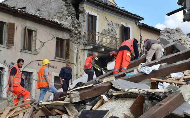 As estradas de acesso à Amatrice, localidade de 2.600 habitantes, estão bloqueadas