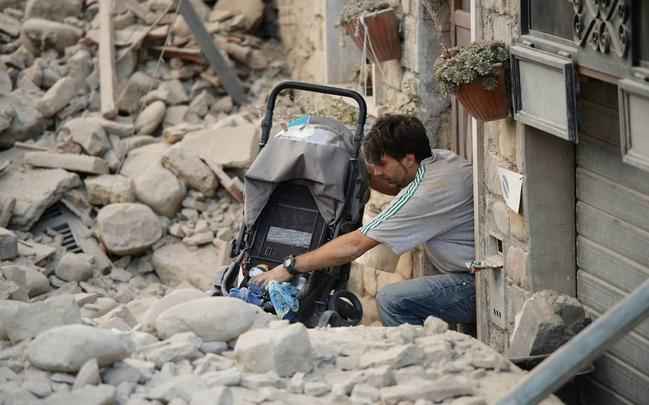 Homem retira carrinho de bebê: a presidência do Conselho de governo informou no twitter que está em contato com a Defesa Civil para avaliar o alcance do terremoto