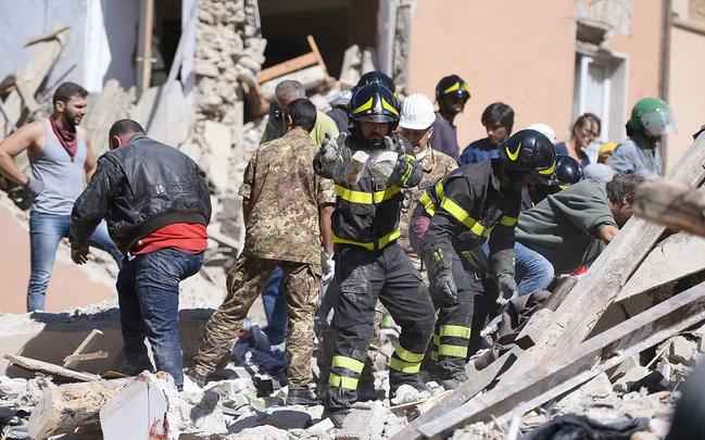 Vários tremores secundários foram sentidos durante a madrugada desta quarta-feira, inclusive um de 3,9 graus na província de Perúgia, e outro mais forte, percebido em Roma
