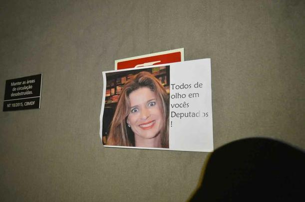 Cartazes foram espalhados na Câmara dos Deputados durante a votação