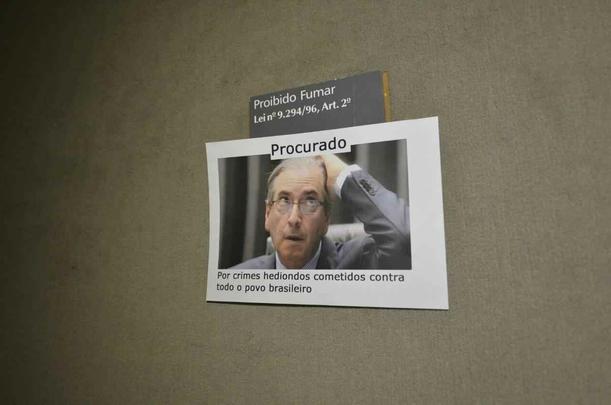 Cartazes foram espalhados na Câmara dos Deputados durante a votação