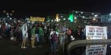 Manifestantes contra Cunha protestam do lado de fora do Congresso Nacional