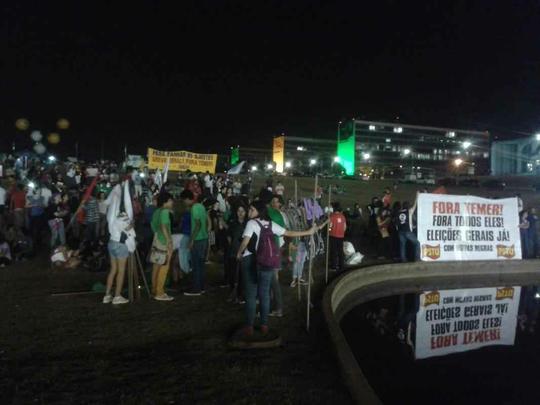 Manifestantes contra Cunha protestam do lado de fora do Congresso Nacional