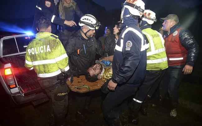 Equipes resgatam um dos sobreviventes da queda do avião nas montanhas de Cerro Gordo, no município de La Unión