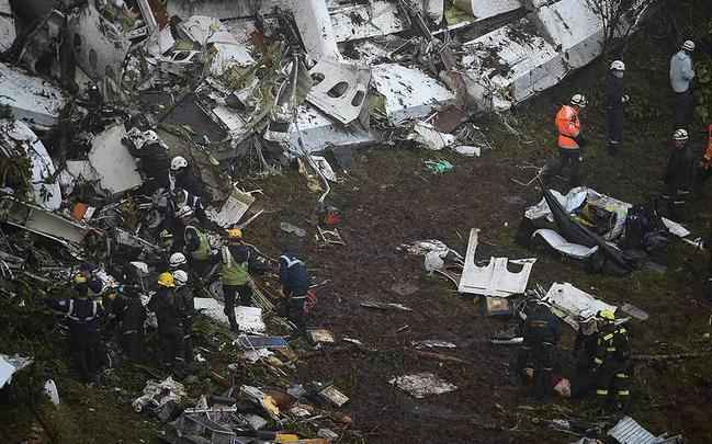 Imagens dos destroços da aeronave da LaMia: mais de 70 mortos