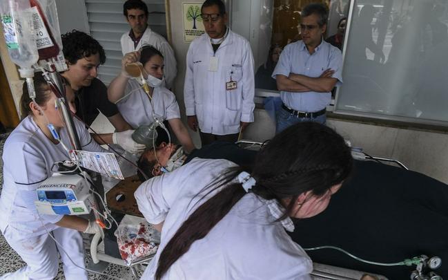 Imagem do jogador Helio Neto sendo socorrido por paramédicos no hospital La Ceja