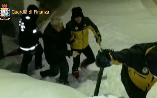 Avalanche atingiu um hotel em uma estação de esqui na cidade de Farindola, em Abruzzo, no centro da Itália